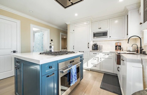 Capitola Apartment | Pink Venetian (Upper Unit)