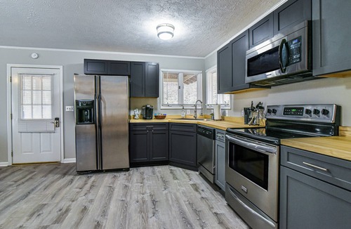 Skyland House | Pinners Compound- 4 BR hot tub fire pit