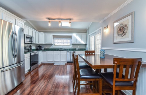 Skyland House | Pinners Compound- 4 BR hot tub fire pit