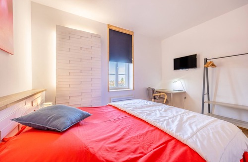 Saint-Michel-Mont-Mercure Bed & Breakfast | “Pinot Noir” Guest Room with Wi-Fi
