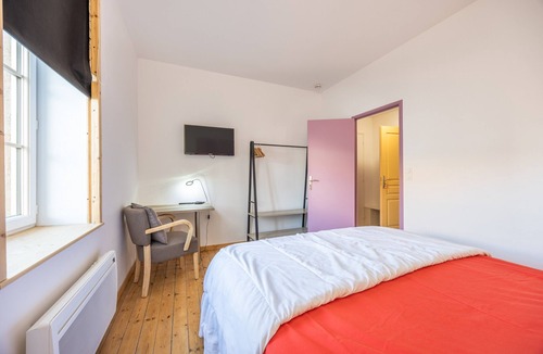 Saint-Michel-Mont-Mercure Bed & Breakfast | “Pinot Noir” Guest Room with Wi-Fi