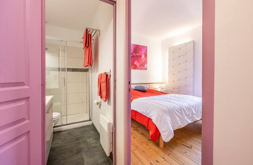 Saint-Michel-Mont-Mercure Bed & Breakfast | “Pinot Noir” Guest Room with Wi-Fi