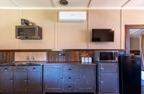 Boorolite Cottage | Pioneer Hut - Step back in time