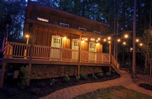 Benton House | Pioneer luxury glamping wagon by the Ocoee
