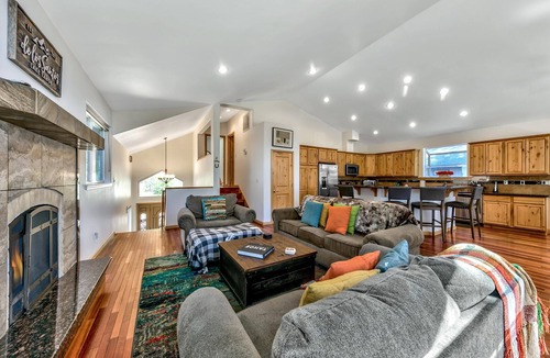 Rancho Bijou House | Pioneer Trl 3BR 2.5BA- 5 Mins to Ski, Beach
