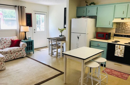 Aiken House | Piper's Flat, Cozy, Comfy & Sparkling Clean