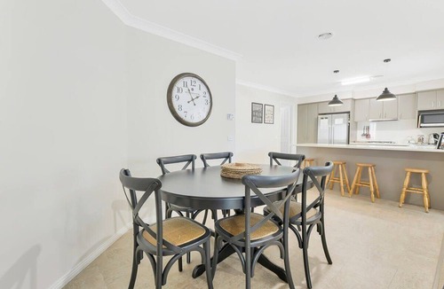 Bathurst Apartment | Piper St - Sleek & Stylish, CBD, Wi-Fi