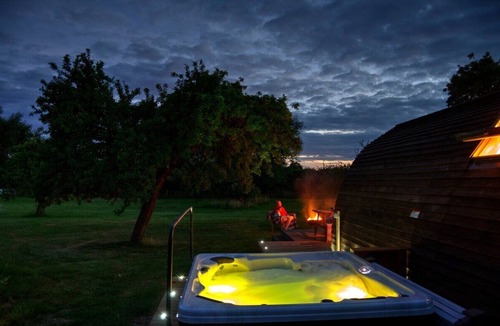 Leighton Buzzard House | Pippin Delightful en-suite wigwam with hot tub