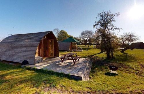 Leighton Buzzard House | Pippin Delightful en-suite wigwam with hot tub