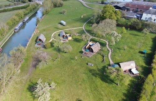 Leighton Buzzard House | Pippin Delightful en-suite wigwam with hot tub