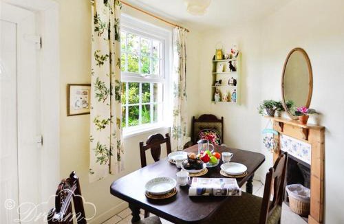 Evershot House | Pippins