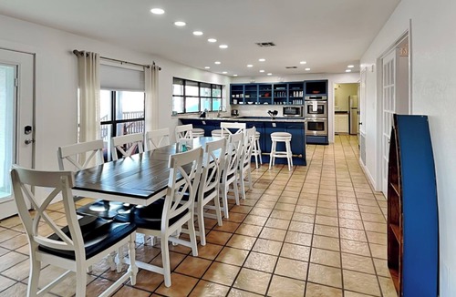 City-by-the Sea House | Pirate's Paradise | Waterfront, Pool & Hot Tub