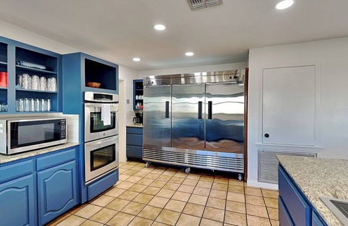 City-by-the Sea House | Pirate's Paradise | Waterfront, Pool & Hot Tub