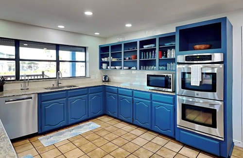 City-by-the Sea House | Pirate's Paradise | Waterfront, Pool & Hot Tub