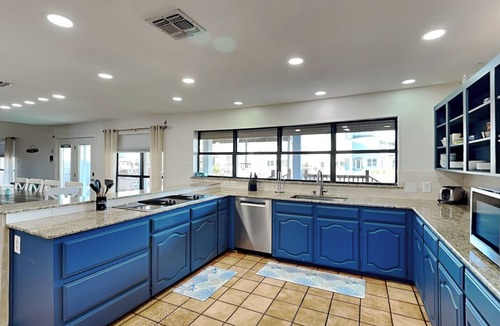 City-by-the Sea House | Pirate's Paradise | Waterfront, Pool & Hot Tub