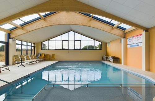 Saint-Gilles-Croix-de-Vie Ski Chalet | Piscine chauffée commune, séjour pour 6