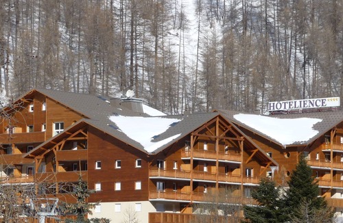 Allos Condo | Piscine + Local à Ski| Appart proche de la Station
