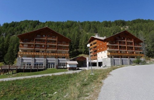 Allos Condo | Piscine + Local à Ski| Appart proche de la Station