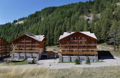 Allos Condo | Piscine + Local à Ski| Appart proche de la Station