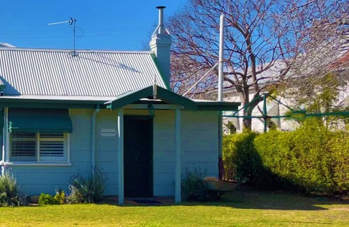 Warwick Apartment | Pitstop Cottage