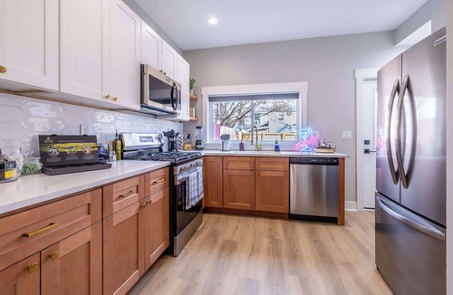 South Side Flats House | Pittsburgh House with Hot Tub, Patio & Free Parking!