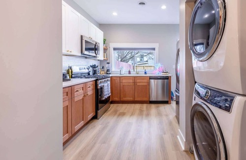 South Side Flats House | Pittsburgh House with Hot Tub, Patio & Free Parking!