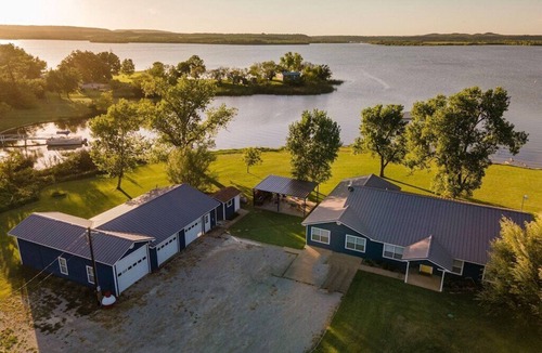 Graford House | PK Lake Retreat | Private Beach, Bring Your Boat, Ultimate Game Room & Hot Tub