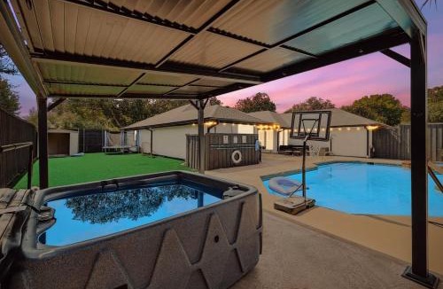 Plano House | Plano Perfect Getaway - Pool Hot Tub BBQ Grill