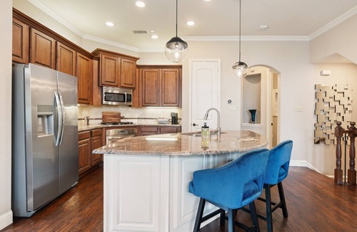 Legacy Park House | Plano-Shops of Legacy Townhome. EV Outlet with Maid Service Included.