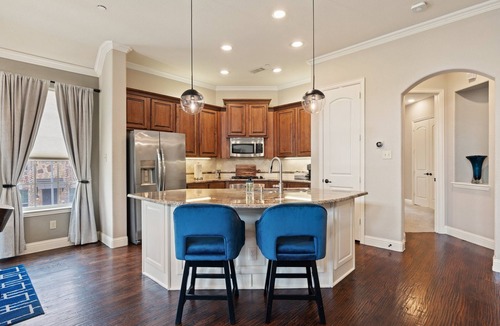 Legacy Park House | Plano-Shops of Legacy Townhome. EV Outlet with Maid Service Included.
