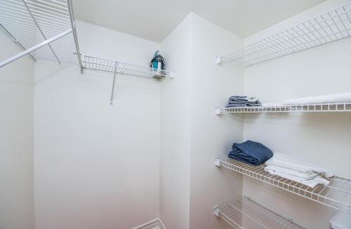 Downtown Mississauga Apartment | PlanURstay - Luxury 1BR Condo with City View