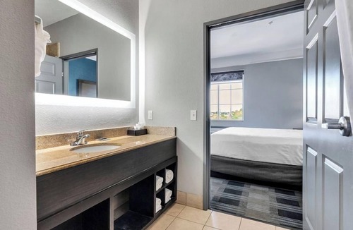 Webster Hotel | Platinum Inn & Suites Webster
