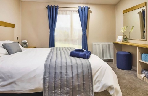 Mablethorpe Ski Chalet | Platinum Lakeview Lodge Sleeps 8