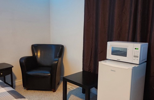 London House | Platinum Staycation Suite- Private Ensuite Bedroom with free parking