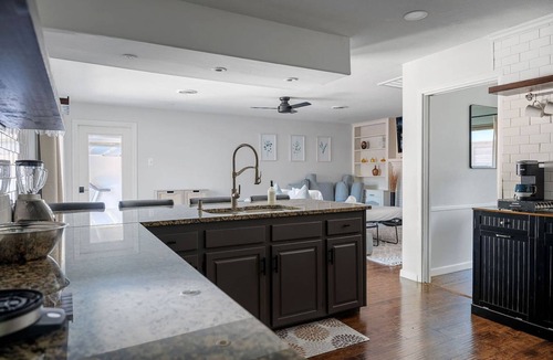 Oak Cliff House | Play Stay Dallas Home w Gym Gameroom Wifi