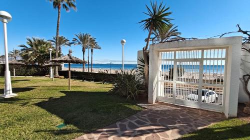 Coveta Fuma Apartment | Playa y montaña. 1ª linea. Piscina. Parking . A/C