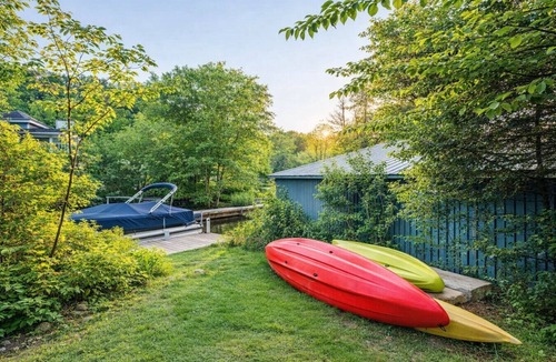 Saint-Raymond House | Playful Escape: Spa & Neon by the Water