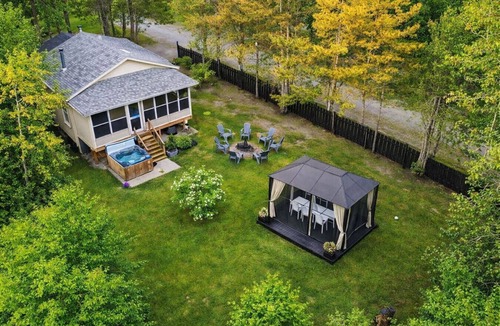 Saint-Raymond House | Playful Escape: Spa & Neon by the Water