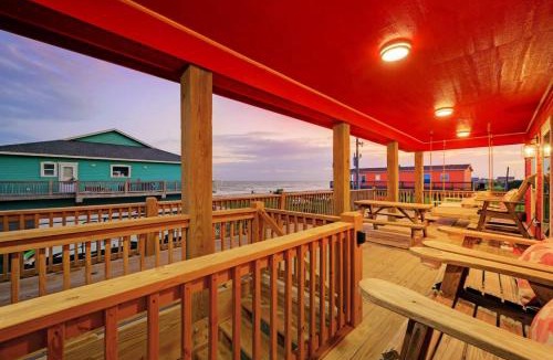 Port Bolivar House | Playscape and Steps To The Beach