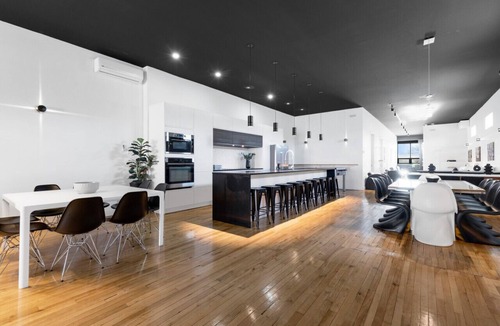 La Petite-Patrie Apartment | Plaza-2 Bachelor Penthouse Poker F1 Grand Prix
