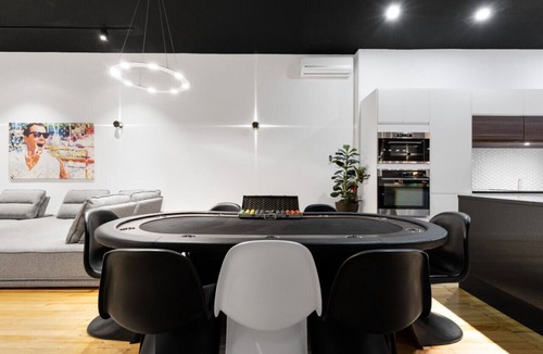 La Petite-Patrie Apartment | Plaza-2 Bachelor Penthouse Poker F1 Grand Prix