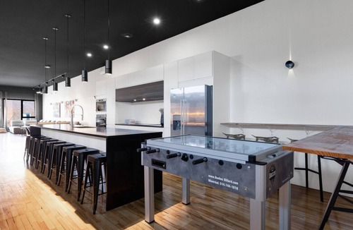 La Petite-Patrie Apartment | Plaza-2 Bachelor Penthouse Poker F1 Grand Prix