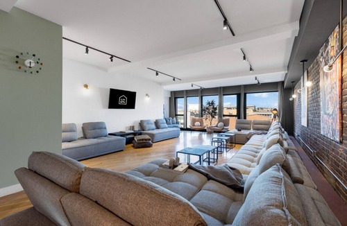 La Petite-Patrie Apartment | Plaza-3 Massive Bachelor Penthouse Poker Montreal