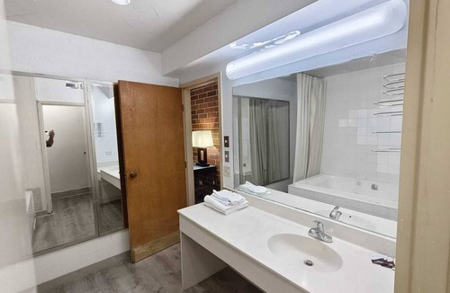 Calumet Park Hotel | Plaza Hotel By OYO Calumet Park Near Alsip I 57