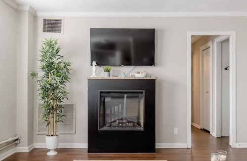 Country Club Plaza Area Apartment | Plaza One Bedroom w/ in unit laundry & Gym/Pool