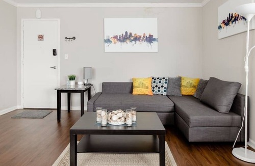 Country Club Plaza Area Apartment | Plaza One Bedroom w/ in unit laundry & Gym/Pool