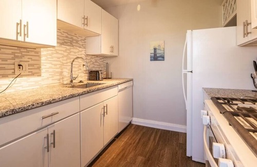Country Club Plaza Area Apartment | Plaza One Bedroom w/Pool&Parking