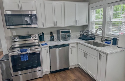 Greensboro House | Pleasant 2bdrm/2ba mins to Downtown