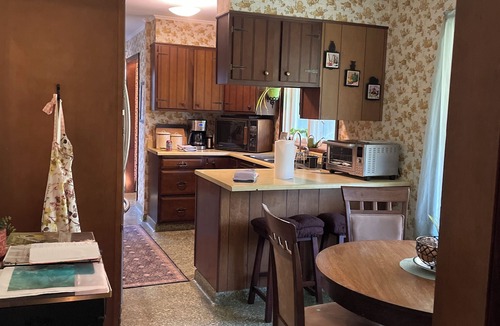 Bakersfield House | Pleasant 3-bedroom house with AC in Bakersfield