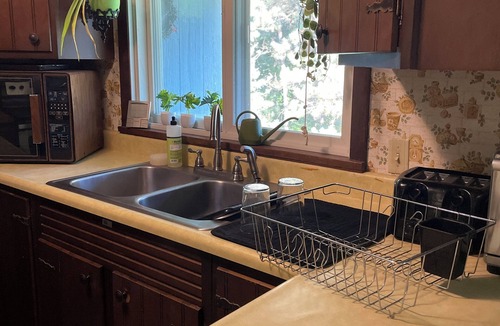 Bakersfield House | Pleasant 3-bedroom house with AC in Bakersfield
